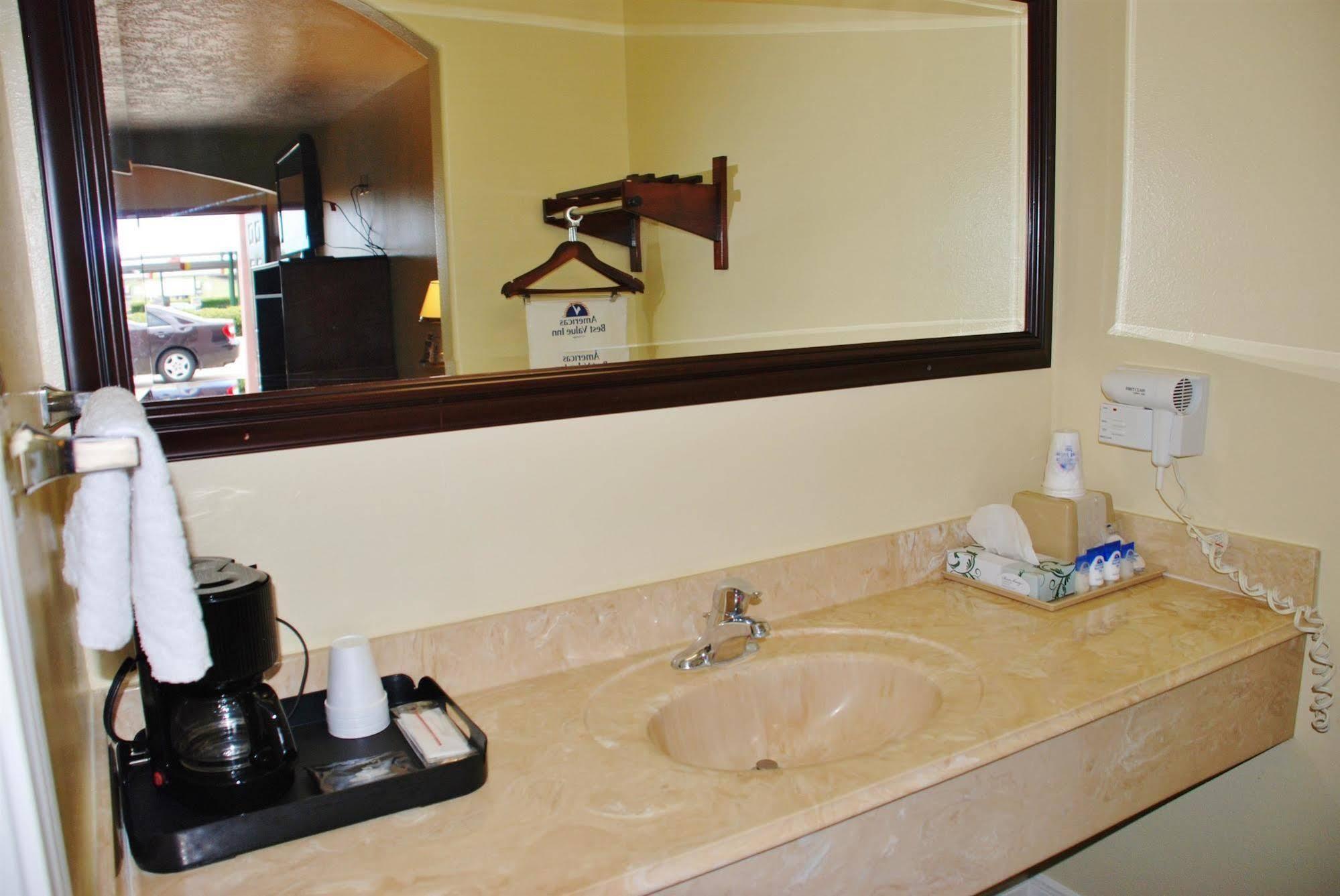 Americas Best Value Inn & Suites Hempstead Εξωτερικό φωτογραφία